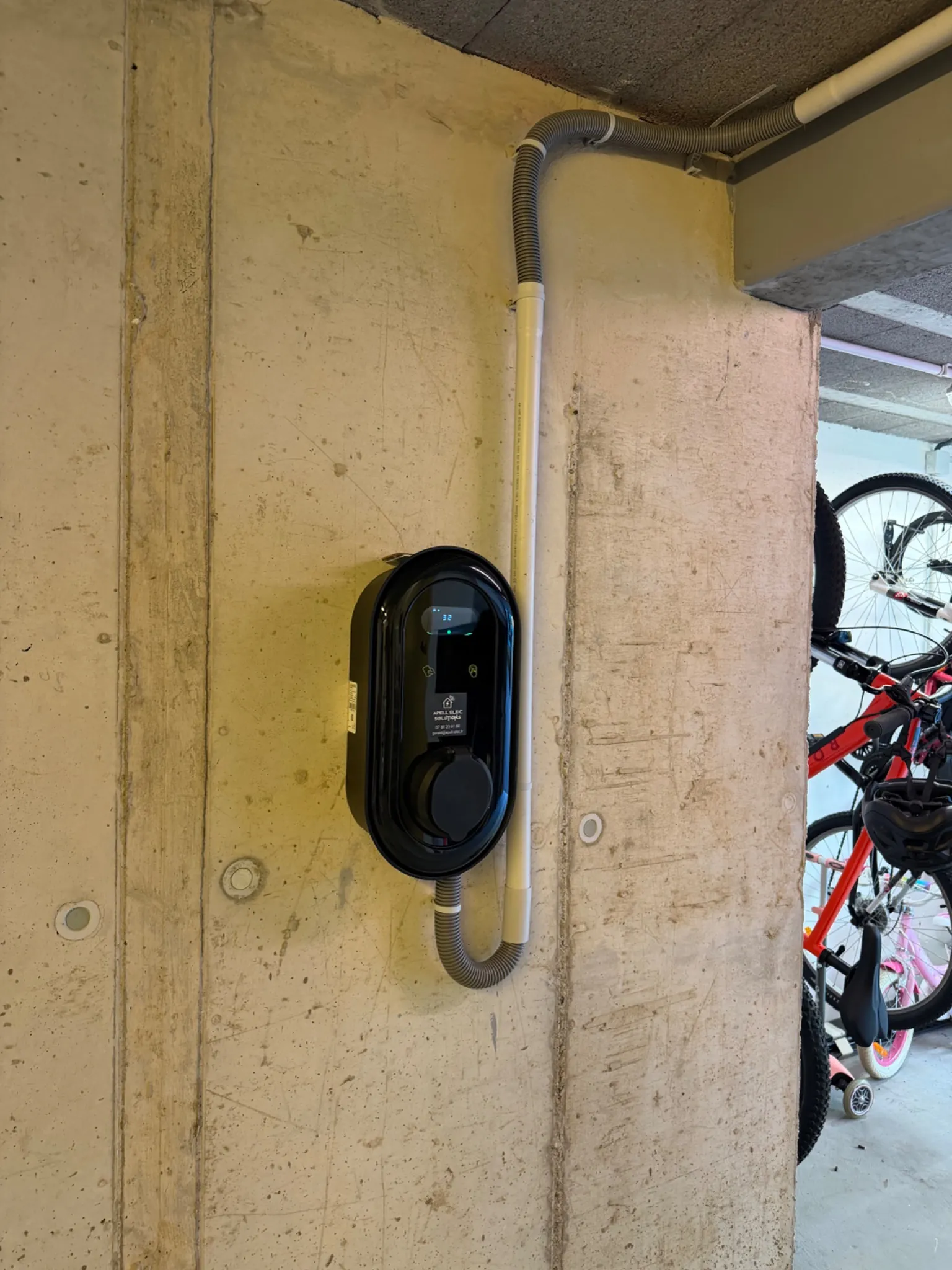 Borne de recharge installée par APELL-ELEC dans un garage
