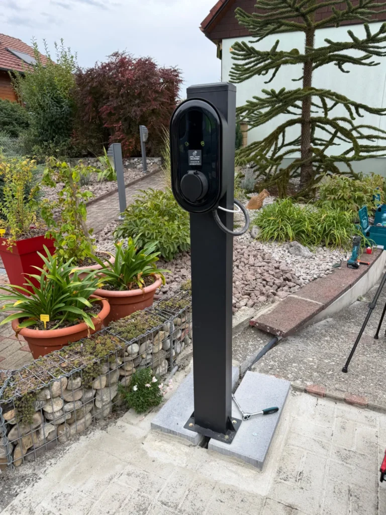 Borne APELL-ELEC de 22 kW installée sur pied en extérieur à Balgau