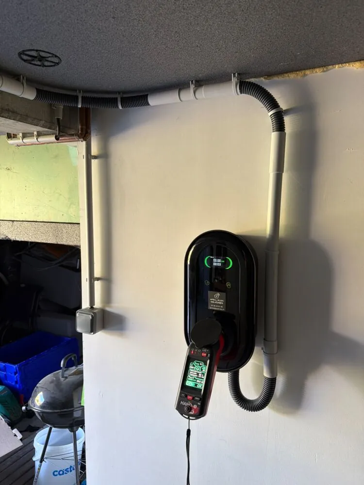 Borne APELL-ELEC de 7,4 kW installée dans un garage à Hilsenheim