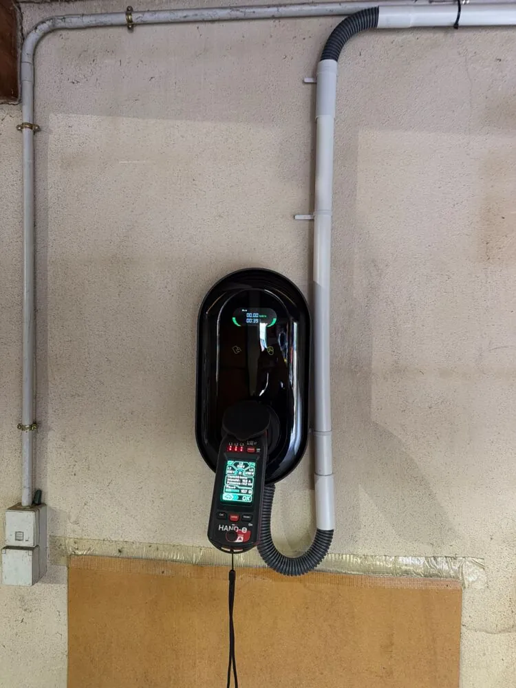 Borne de recharge triphasée APELL-ELEC installée à Scherwiller